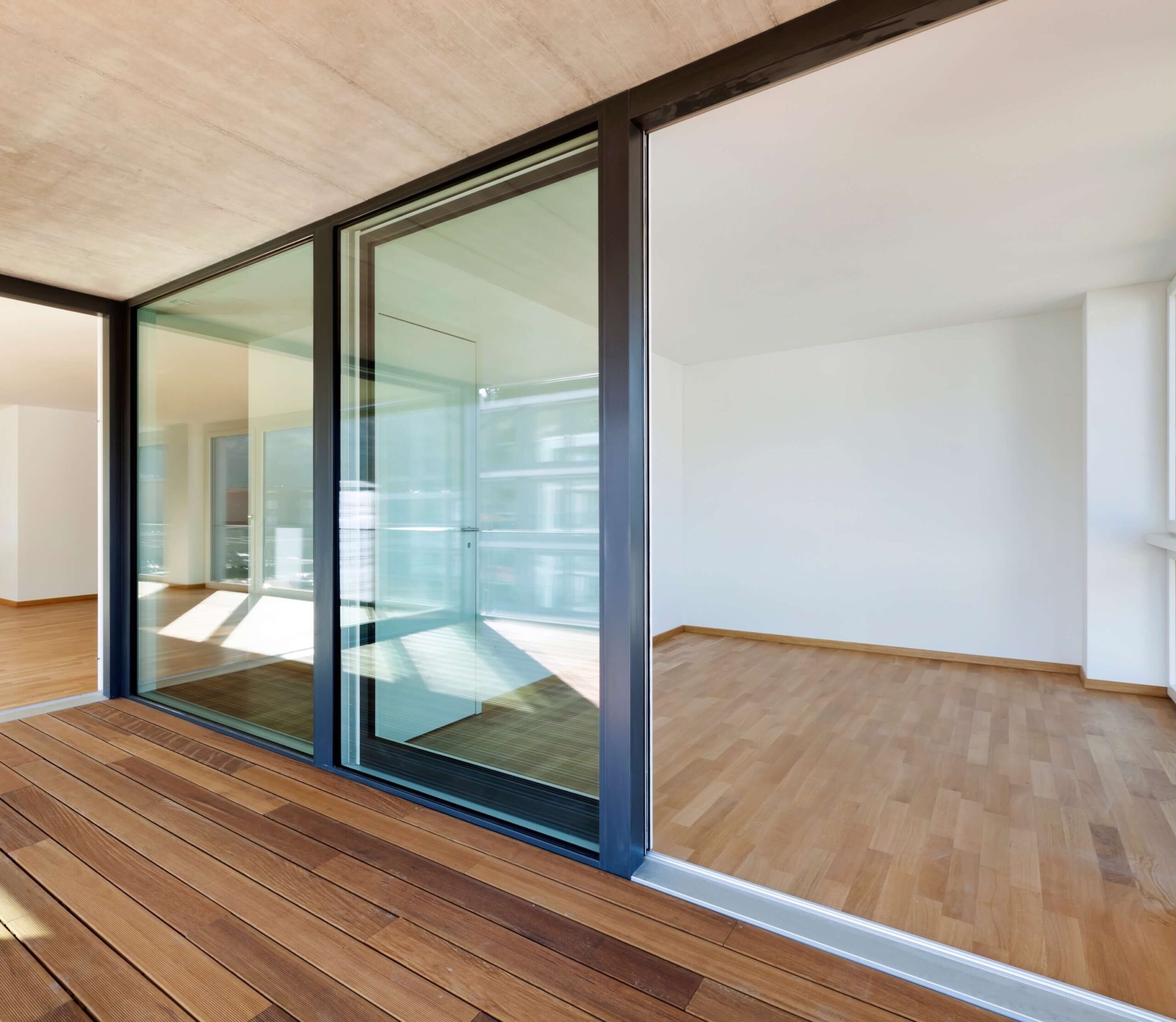 Hebeschiebetür freigestellt in schwarz